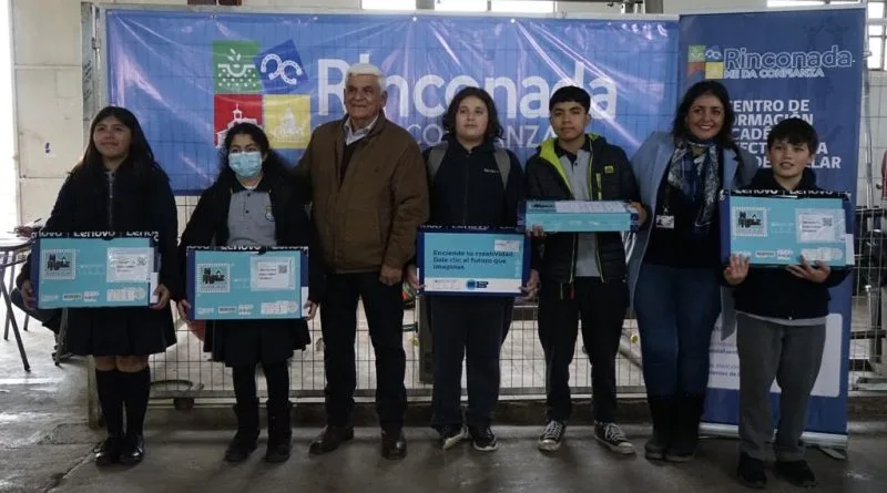 102 estudiantes de Rinconada recibieron computadores gracias a la Beca TIC 2023 de JUNAEB