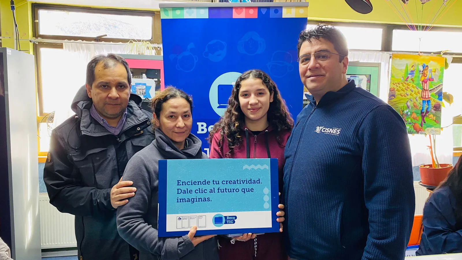 Programa de la Junaeb entrega cerca de 100 computadores a estudiantes de la Comuna de Cisnes