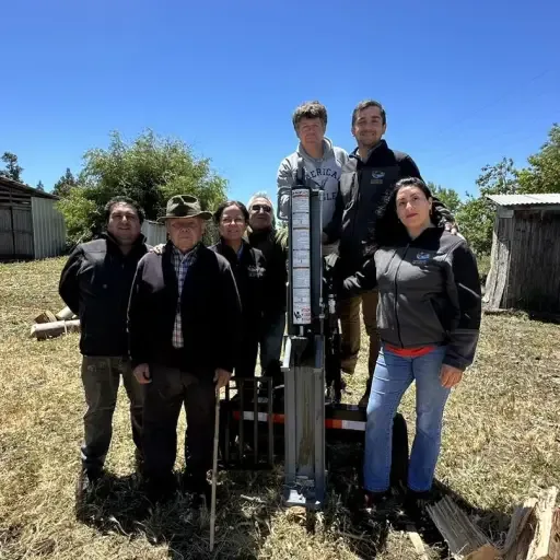 Entregan partidor de leña mecanizada para agricultores del rubro maderero en Negrete