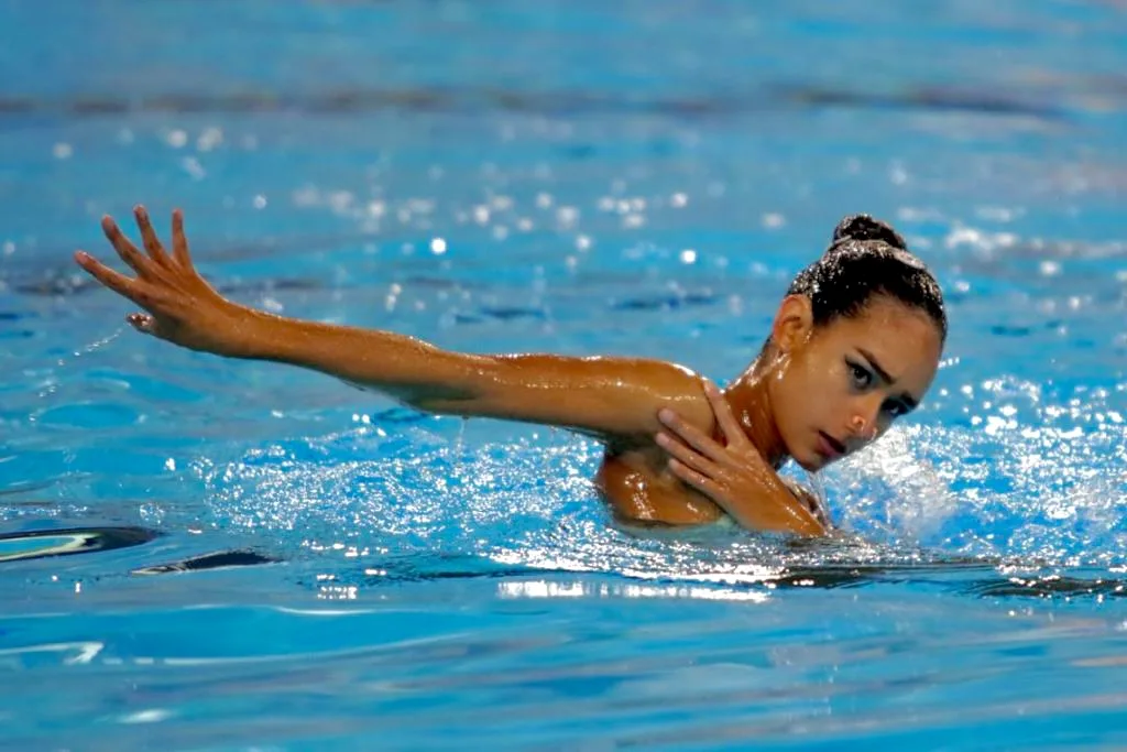 Exhibición de natación artística en apoyo a las personas damnificadas en la región de Valparaíso