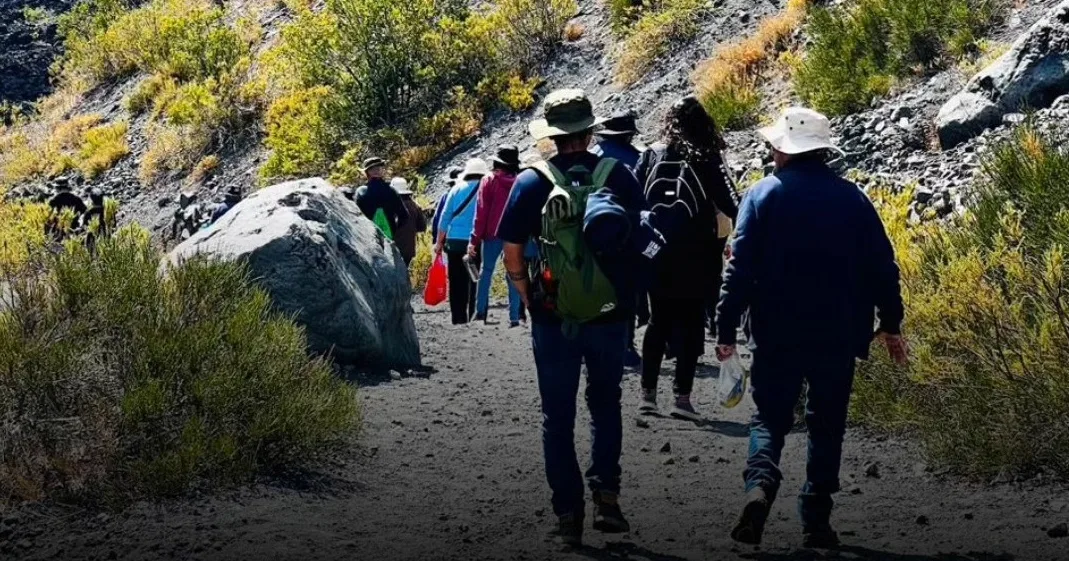 Adultos Mayores de Mulchén disfrutan de Trekking en Parque Nacional Laguna del Laja gracias a programa «Más Vida a los Años”