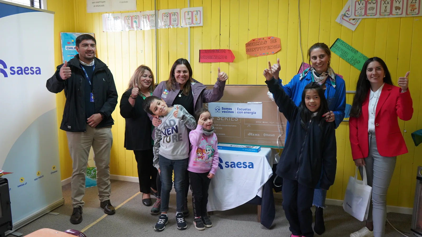 Entregan equipos audiovisuales a dos escuelas de Curaco de Vélez