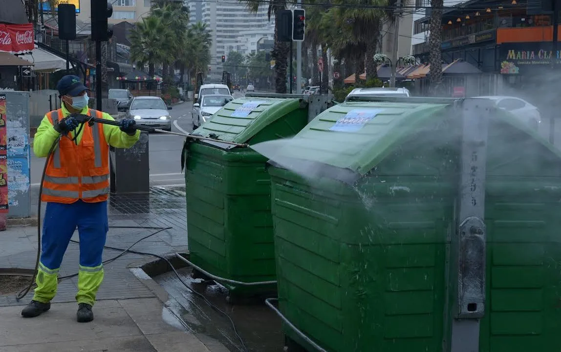 Intensa fiscalización del municipio tras denuncias de vecinos por mal uso de contenedores de aseo en Viña del Mar