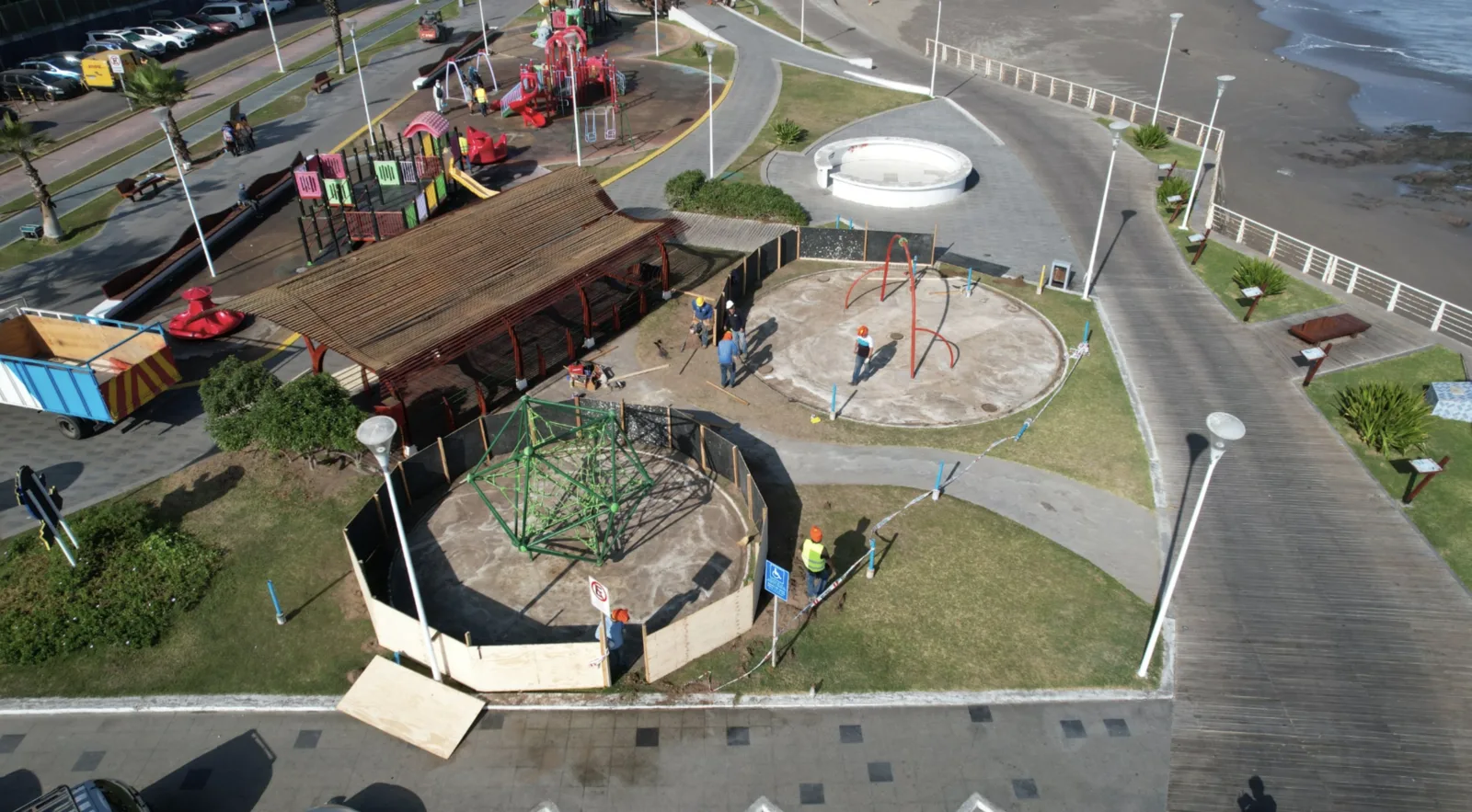 Municipalidad de Iquique inicia reposición de caucho en espacios deportivos y juegos de Buque Varado