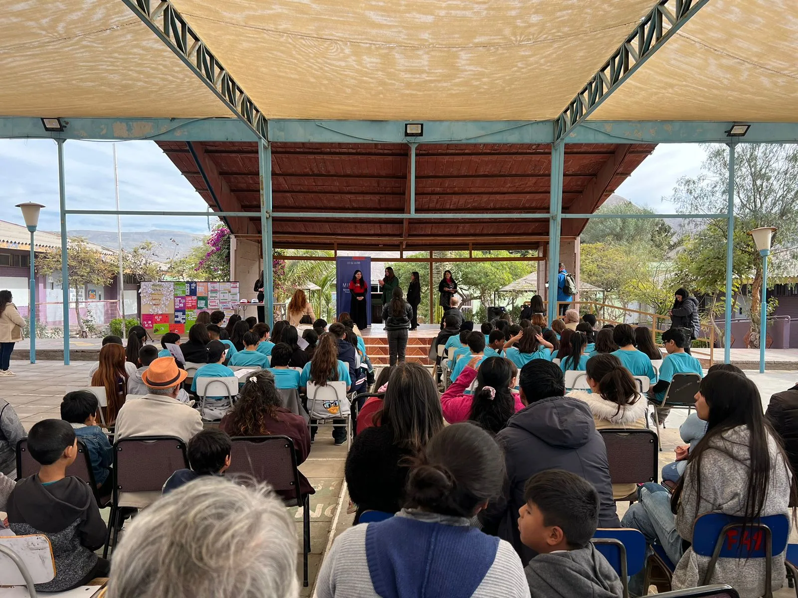 Más de 50 alumnos tierramarillanos del programa “English Winter Camps 2024” fueron certificados junto al Alcalde Cristóbal Zúñiga