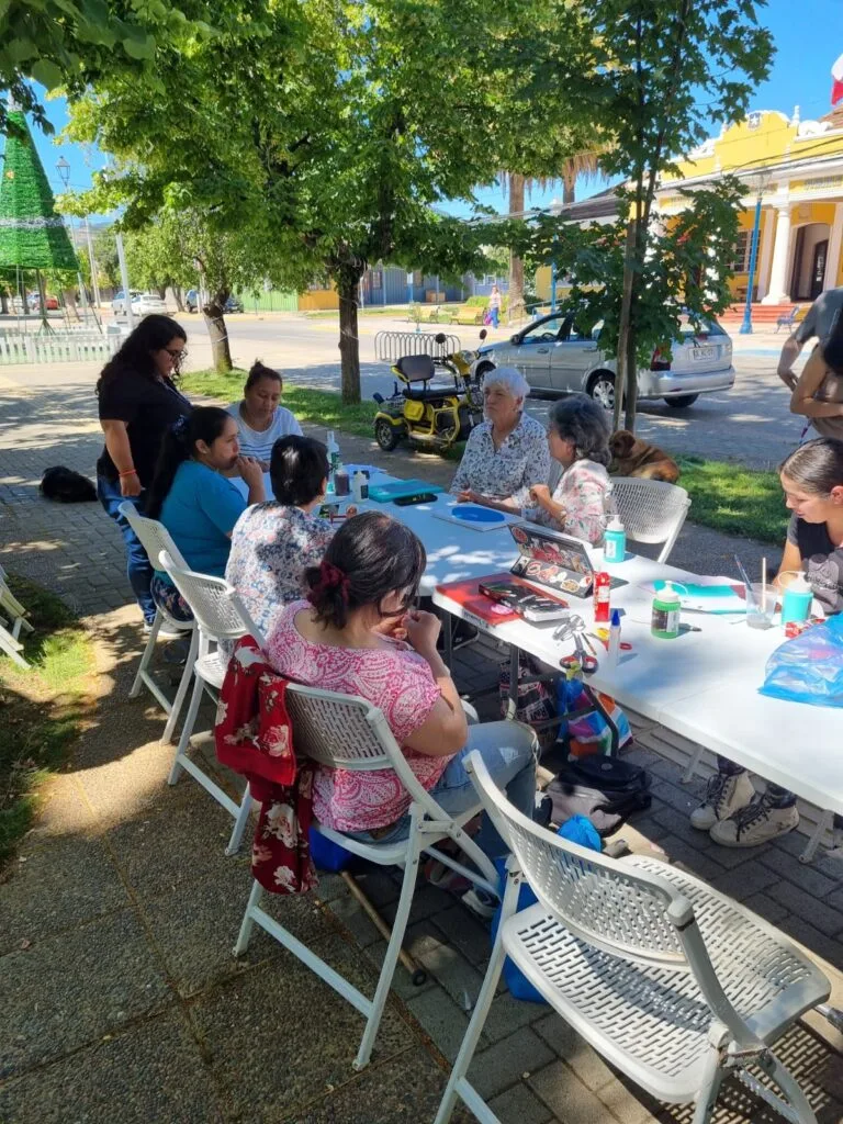 Municipalidad de Quirihue realiza taller de arte terapia en Plaza de Armas