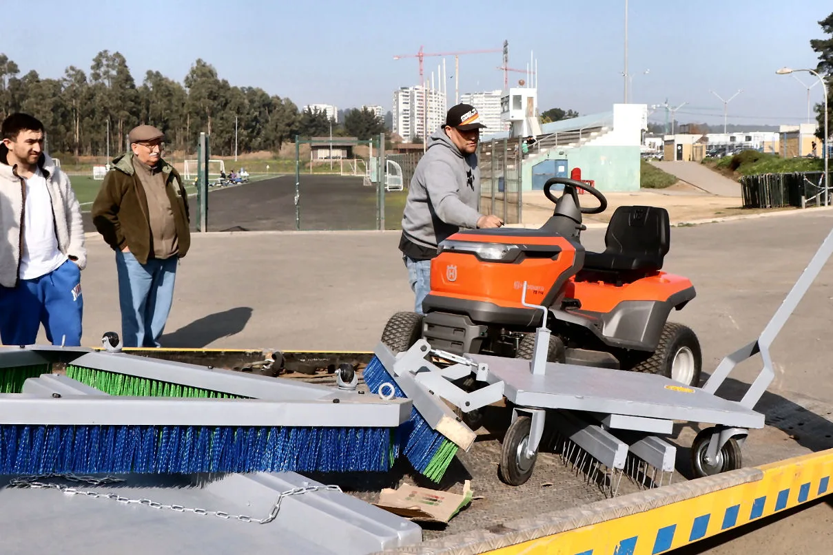 Concón incorporó un nuevo equipo de mantención para el pasto de sus estadios
