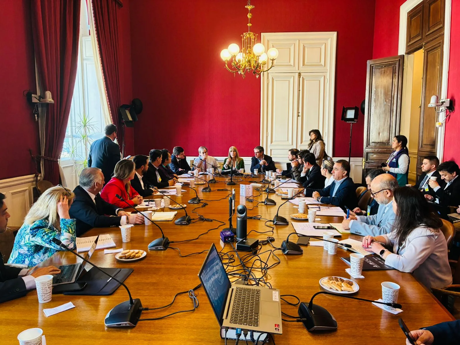 ACHM, AMUCH y AMUR se reúnen con la presidenta de la Comisión de Hacienda, senadora Ximena Rincón, para revisar puntos críticos del Presupuesto 2026