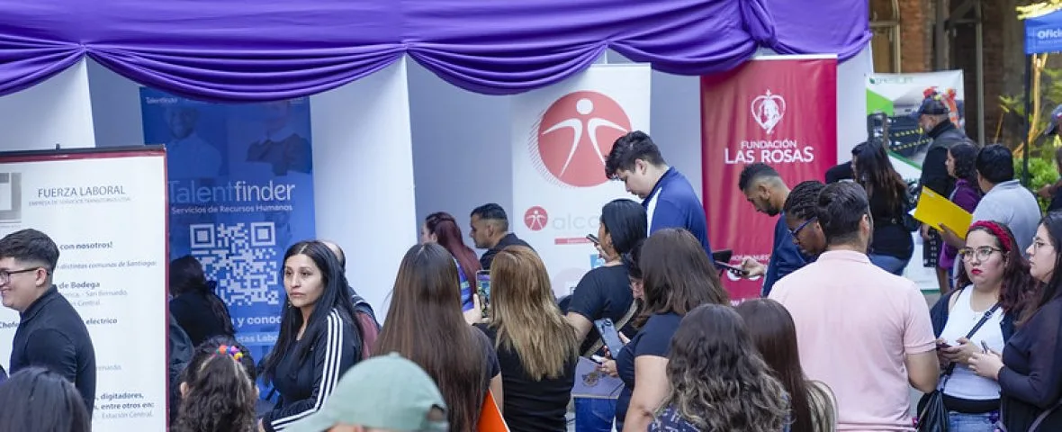 Vecinos y empresas se reúnen en exitosa Feria Laboral 2025 en Independencia
