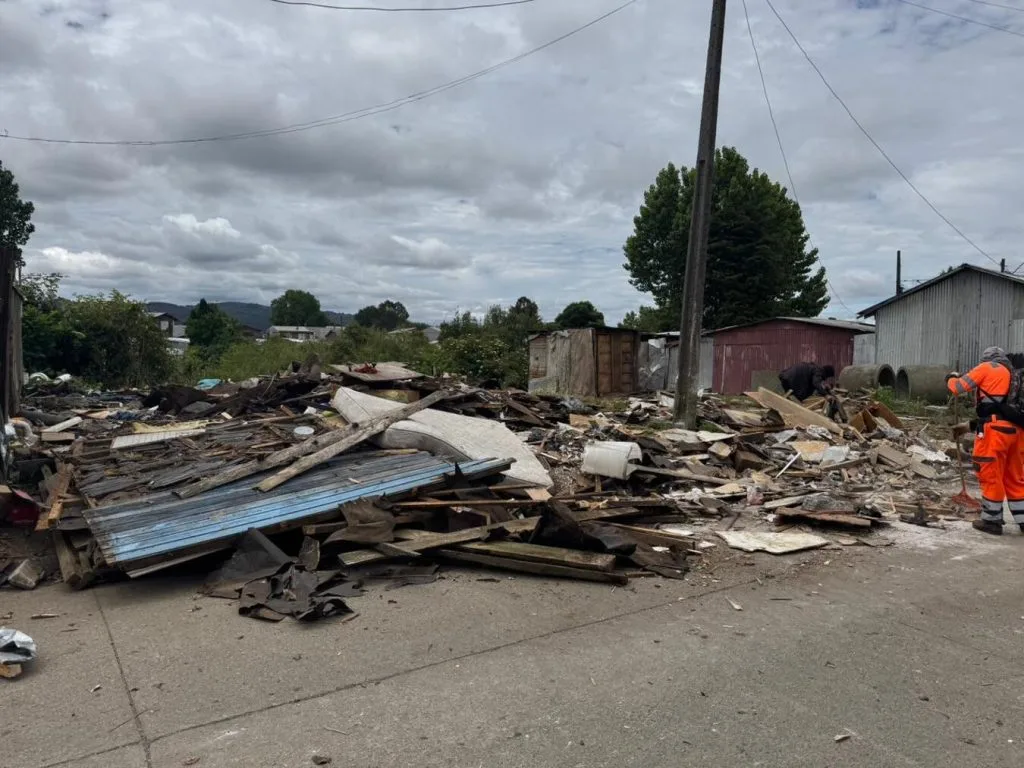 Municipio demuele cinco instalaciones irregulares que eran utilizadas para la venta de droga en Valdivia
