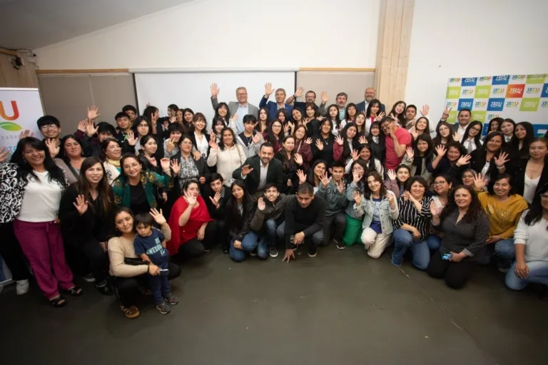 60 estudiantes de escuelas municipales se preparan para vivir experiencias de perfeccionamiento en Europa y Norteamérica