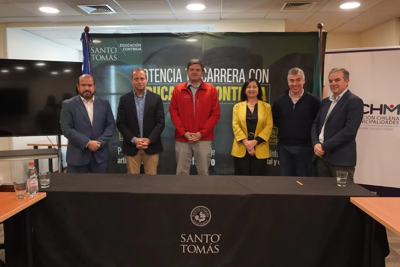 ACHM y Santo Tomás sellan alianza para fortalecer la gestión municipal en todo Chile