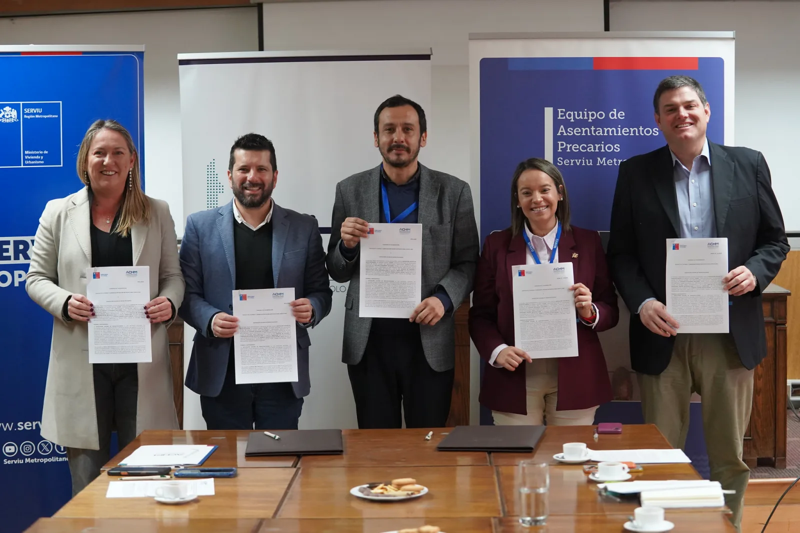 ACHM y SERVIU RM firman convenio para fortalecer el trabajo en asentamientos precarios