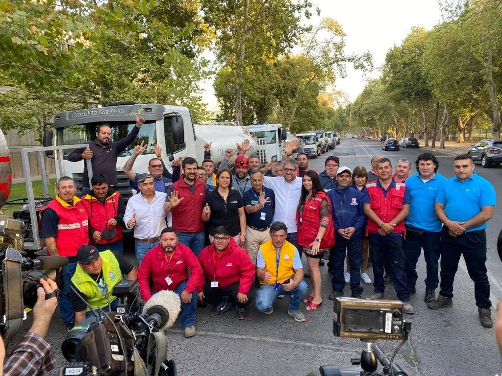 Asociación Chilena de Municipalidades envía 14 camiones aljibes en ayuda para las regiones afectadas por los incendios forestales