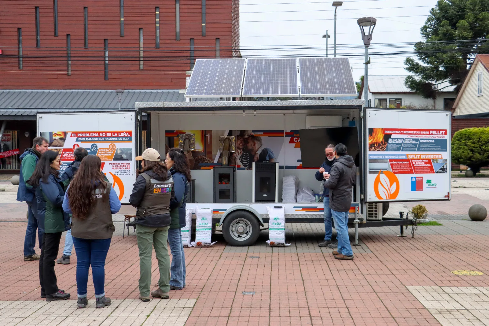 Conaf y Municipalidad de Villarrica coordinan promoción de uso de calefacción sustentable