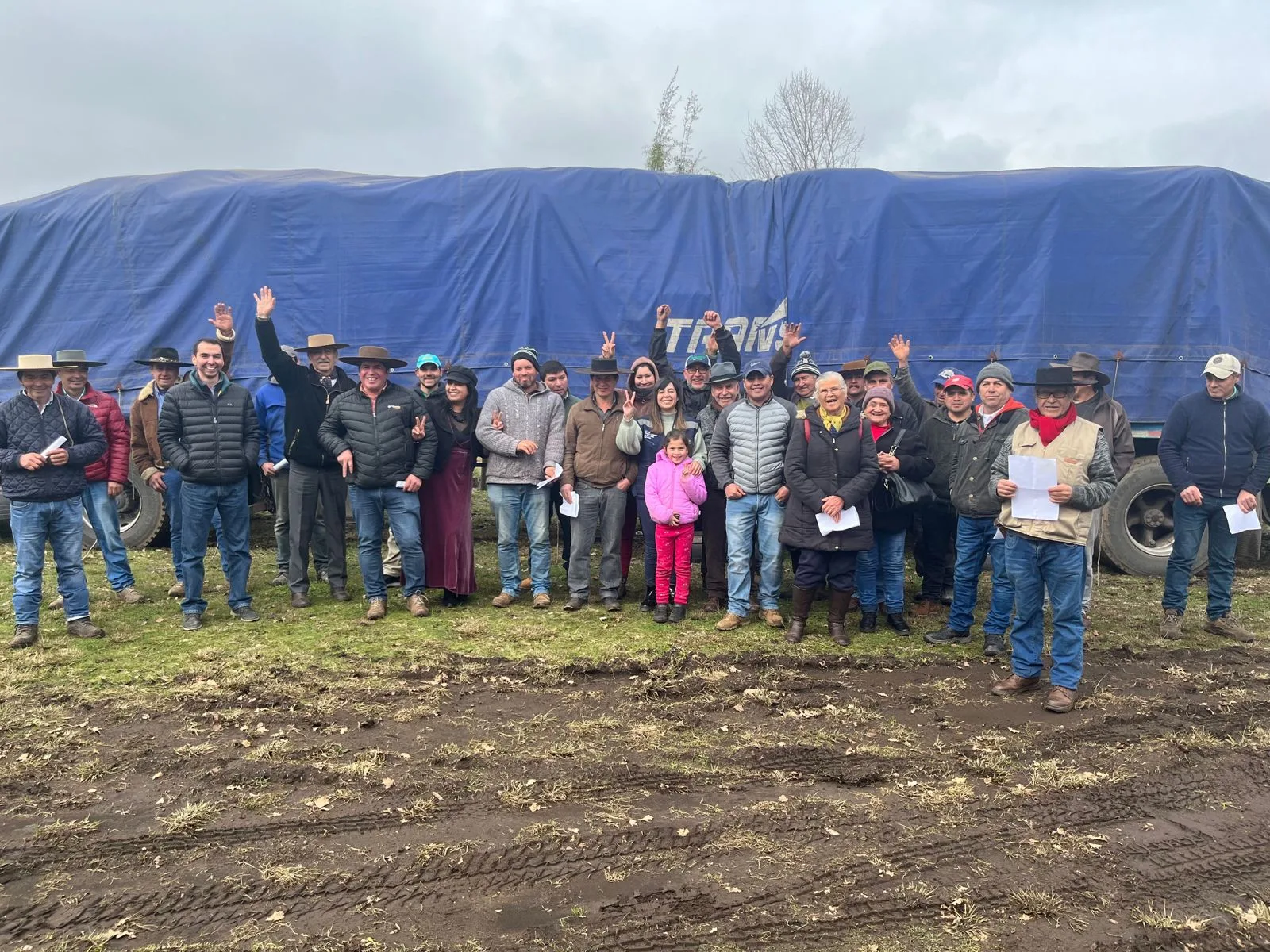 33 Agricultores de Longaví recibieron sacos de concentrados para sus animales